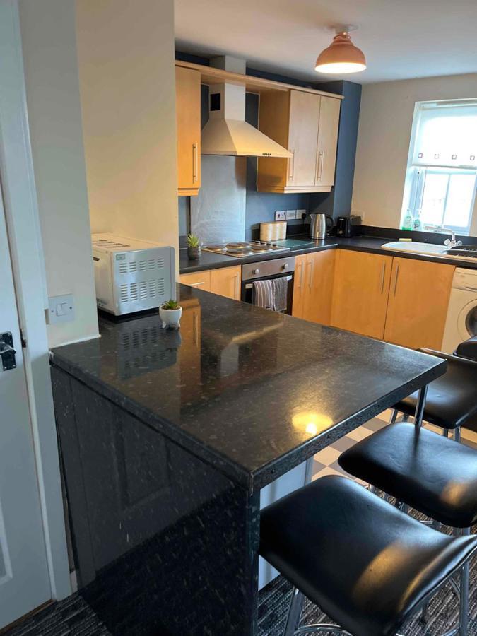 Peaceful 3 Bedroom Flat With A View Near Hospitals-Free Parking Newcastle-under-Lyme Extérieur photo