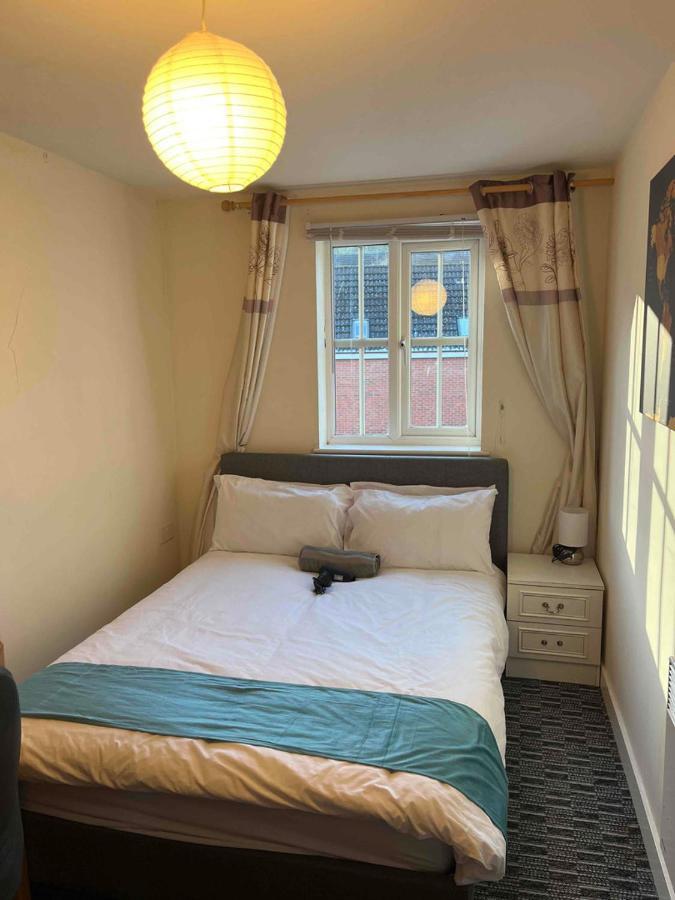 Peaceful 3 Bedroom Flat With A View Near Hospitals-Free Parking Newcastle-under-Lyme Extérieur photo